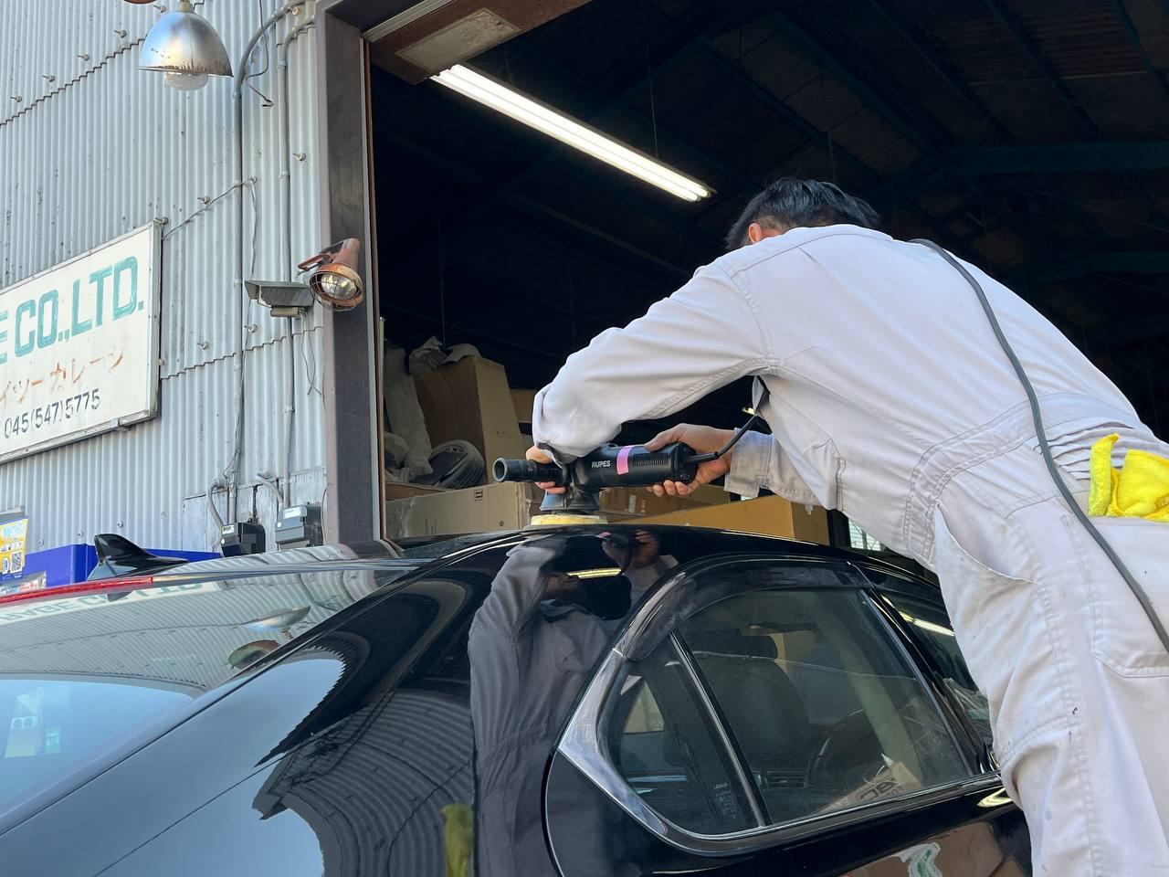 ボディ磨きとコーティング施工の様子